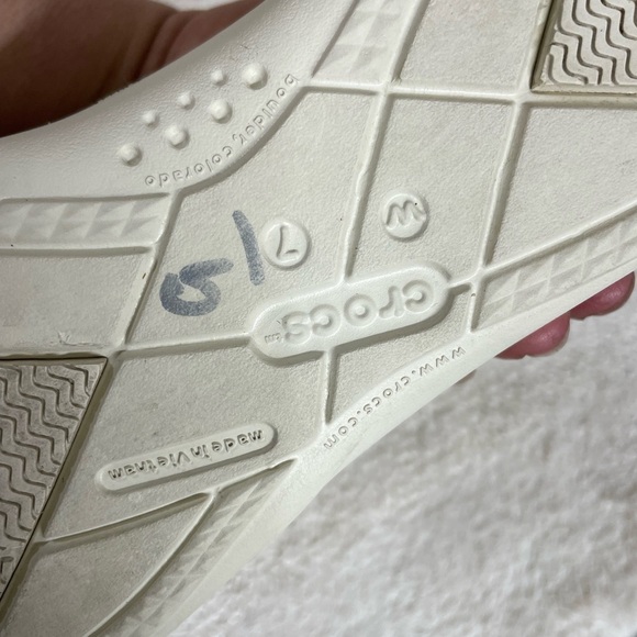 Crocs shoes size 7 - Picture 2 of 4